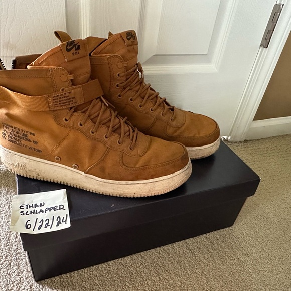 Sneakers - Picture 2 of 16